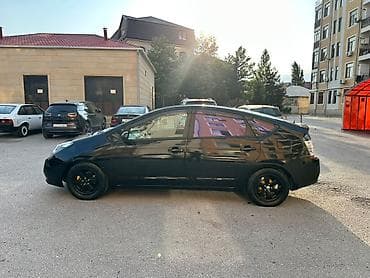 toyota sienta: Toyota Prius (2-ci nəsil) – tam hibrid liftbek. Xüsusiyyətlər: - — 3