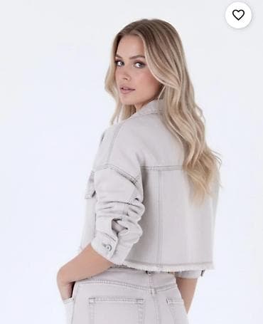 Qadınlar üçün qısa denim ceket

 Rəngi: daş rəngi (bejə çalan)