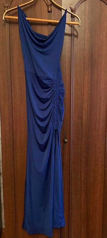 Mavi rəngdə zərif gecə/ziyafət donu. - Model: Asimmetrik kəsimli, bir