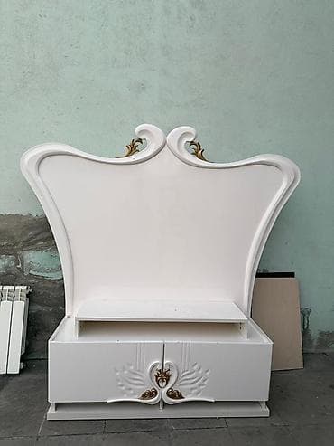 Ağ rəngdə klassik üslublu televizor altlığı - Material: parlaq