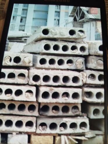 plitələr: Tikinti və ya təmir işləri üçün istifadə olunan beton plitələr. Bu — 1