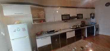 Mətbəx mebeli dəsti – ağ/qara rəng kombinliyi, uzun xəttli dizayn