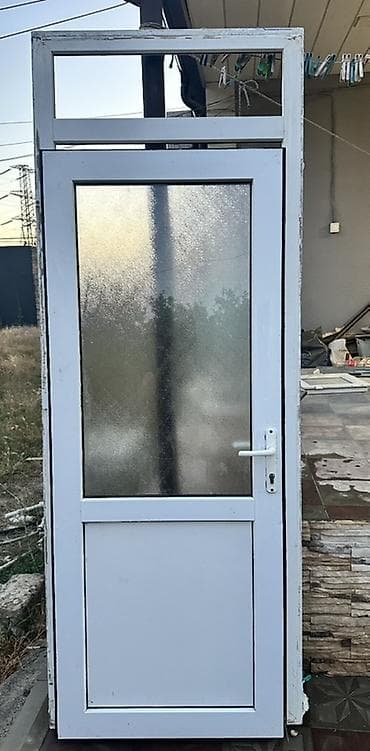qifil: Əla vəziyətdə plastik qapı Ağ rəngli PVC giriş qapısı və üst transom — 1