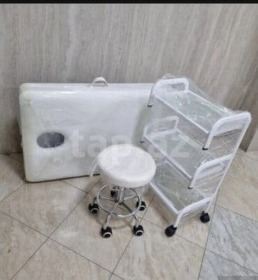 ofis əşyaları: Üç rəfi olan təkərli, metal konstruksiyalı mobil rəf. Bu rəf salonda — 3