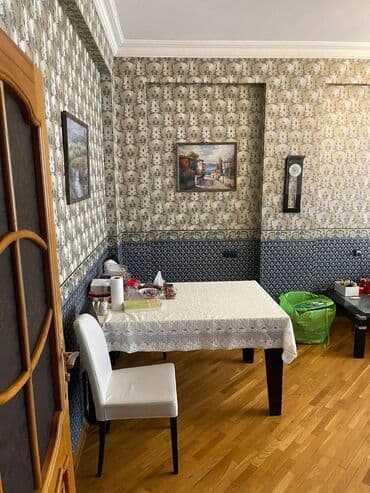 8 mikrorayon: 8 Noyabr metro stansiyasının girişi ilə üzbəüz 3 otaqlı təmirli ev — 9