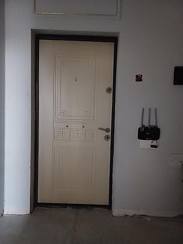 dəmir asılqan: Dəmir giriş qapısı – dekorativ panelli, açıq krem rəngində — 1