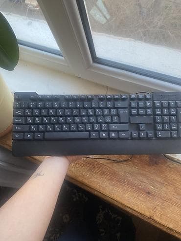 Tam ölçülü simli klaviatura - Dil: QWERTY yerləşimi, əlavə olaraq