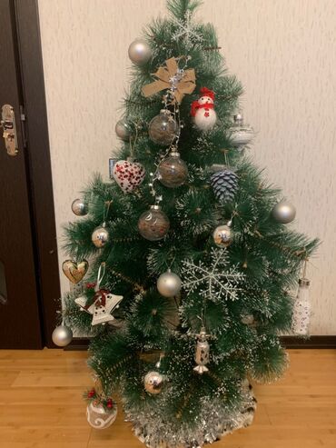 yolka qiymətləri: Yeni il şam ağacı. Qarlı Yolka. Heç bir problemi yoxdur. Hündürlüyü — 2