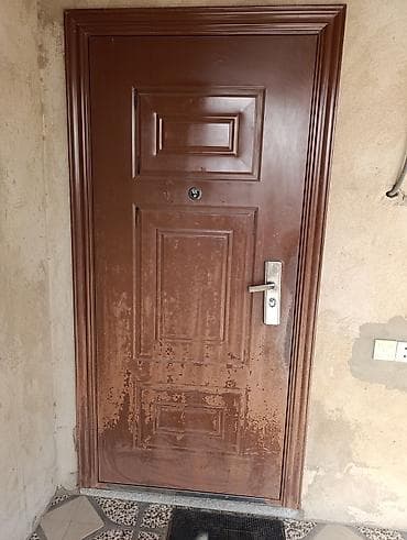 giriş qapilari: Dəmir giriş qapısı – qəhvəyi rəng, klassik panelli dizayn — 1