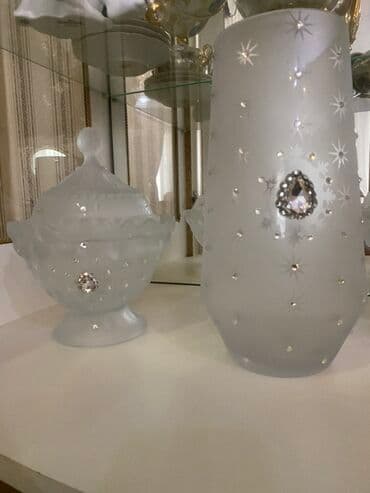 süni güllər: Donanımlı qapaqlı iki qab və hündür vaza daxil olmaqla, buzlu şüşədən — 3
