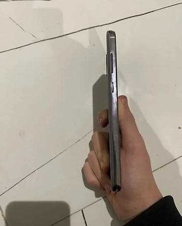 Məhsul: Smartfon (metal çərçivəli, boz/gümüş ton) Xüsusiyyətlər: -