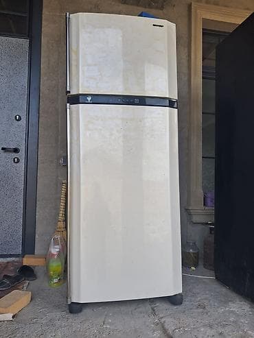 Компьютеры, ноутбуки и планшеты: 2 двери Sharp Холодильник Продажа, цвет - Белый, С колесиками — 2