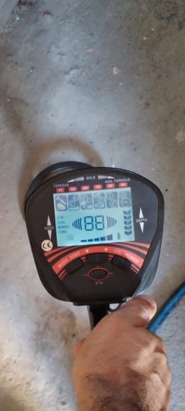 Bu metal detektoru müxtəlif metalları, o cümlədən dəmir, qızıl və