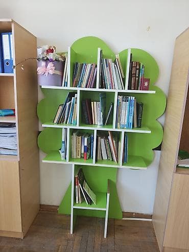 Uşaq otaqları və siniflər üçün dekorativ kitab rəfi. yaşıl rengde