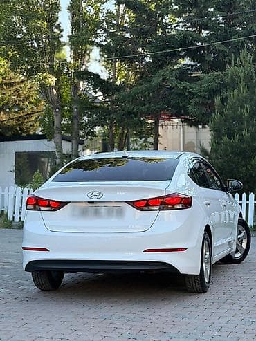 kia sorento 2020: Hyundai Elantra: 1.6 l | 2017 il Sedan — 4