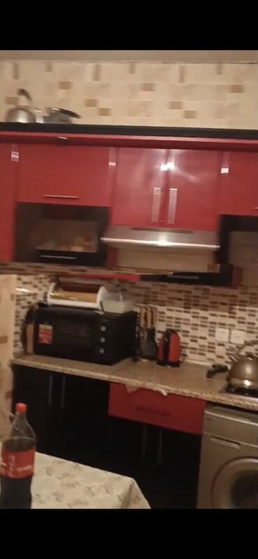 Saray postunu keçəndən 200 m Bakıya tərəf, içəri yoldan 400 m məsafədə