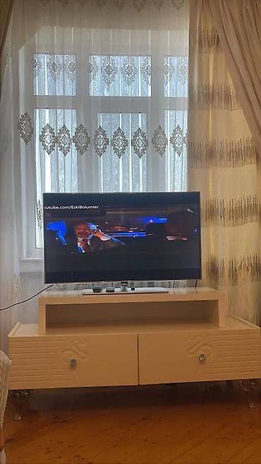 taxta komod: Klassik üslubda qonaq otağı mebel dəsti Tərkibi: - 1 ədəd şüşəli — 5