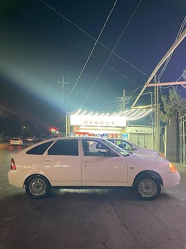 raf satilir: Ağ rəngli Lada Priora sedan. Avtomobilin кузов görnüşü sedan — 7