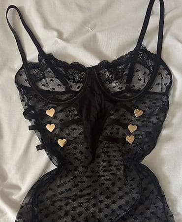 yaşıl kişi koynəkləri: Qara krujeva bodysuit – zərif naxışlı, şəffaf tor parçadan - Model — 2