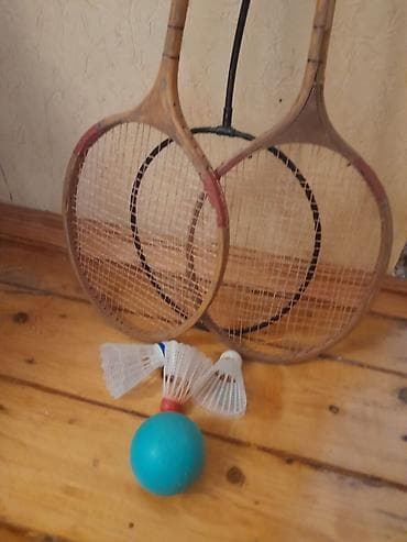 badminton: Badminton dəsti Tərkib: - 3 ədəd raketka: 2 ədəd taxta çərçivəli, 1 — 1