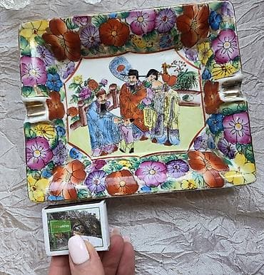 külqabi: Rəngarəng naxışlı, əl işinə bənzər detallarla bəzədilmiş kvadrat — 1