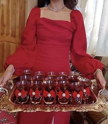 qırmızı papaq: Qırmızı ziyafət donu - Model: Midi uzunluqda, ətək hissəsində yırtmac — 2