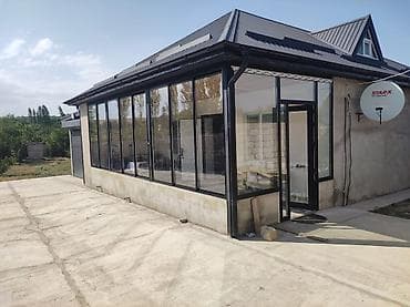 heyet qapisi: Şüşə veranda/patio sistemi - Material: qara rəngli alüminium profilli — 2