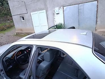 Mercedes-Benz C‑Class sedan, gümüşü rəng. Kuzov W202 dizaynı, 4 qapı — 6