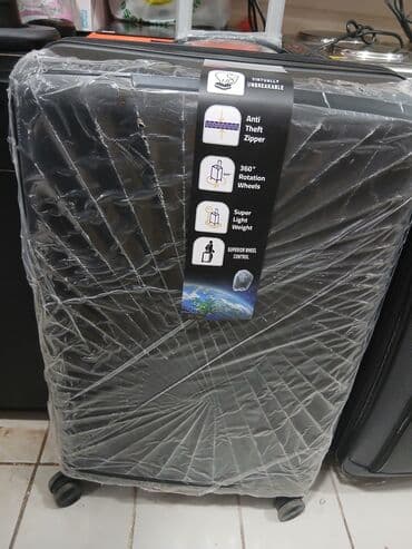 женские пластиковые чемоданы: Müxtəlif rənglərdə və ölçülərdə mövcud olan səyahət çemodanları. Bu — 3