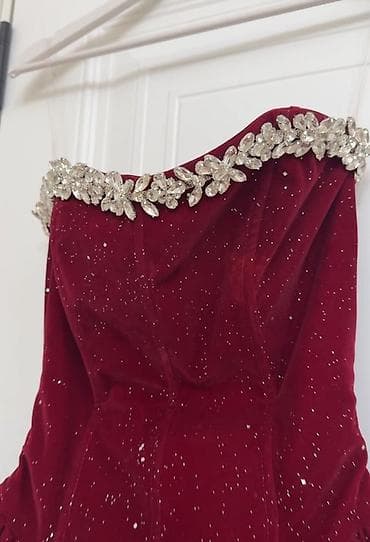 Шубы: 200 azn alınıb.1 defe geyinilib
Qısa ziyafet paltarıdır.Razmer S — 4