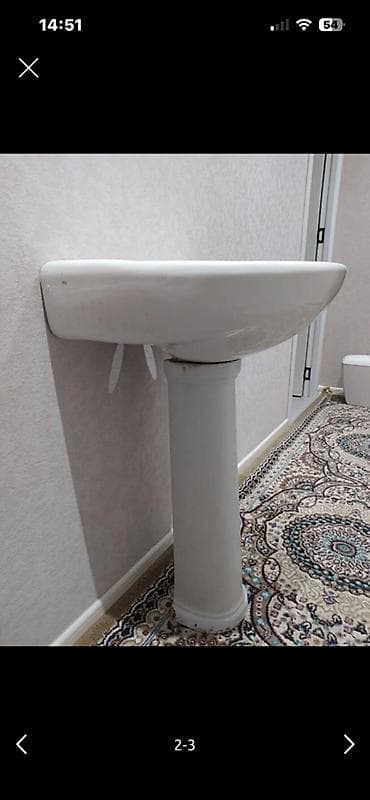 parda tul: Ayaqaltılı divara bərkidilən keramika əl-üz yuma lavabosu - Material — 2