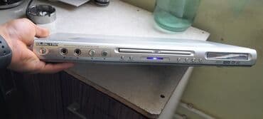 mahni dinlemek: Gümüşü rəngli, yığcam dizaynlı DVD pleyer evdə istifadə üçün uyğundur — 1