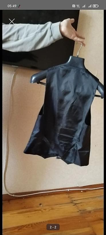 tulum paltar: Qara klassik kişi jileti - Model: dərin V-yaxalı, ikiqat sətirli (6 — 2