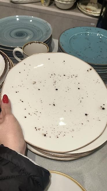 aliram qab: 6 ədəd ağ 2 ədəd arxadaki göy rəng boş qab — 1