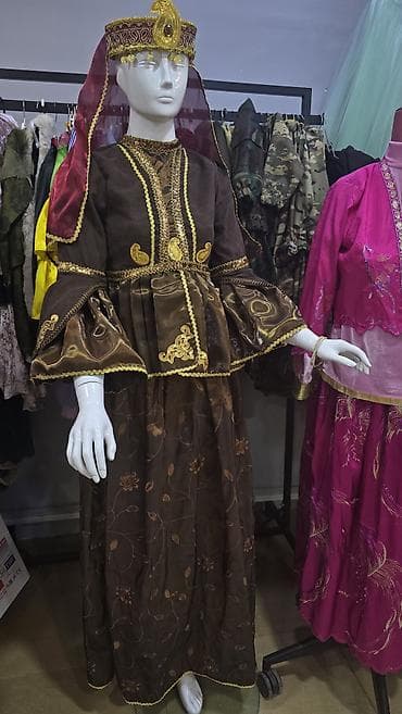 Qadınlar üçün milli geyim dəsti ve maniken satilit - Rəng: tünd