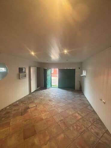 1 otaqlı kohnə tikili: Qaraj/Anbar sahəsi kirayə verilir - Metal iki qanadlı yaşıl qapı və — 4