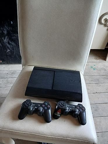 Sony PlayStation 3 (PS3) oyun konsolu. Şəkillərdə qara rəngli PS3