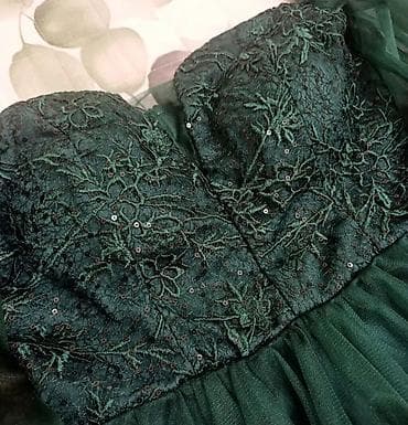 koja etek: Tünd yaşıl rəngdə zərif qısa ziyafət paltarı. Çox qısa deyil. - — 4