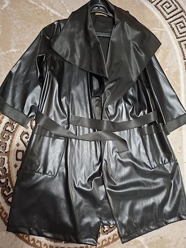 Qadınlar üçün qara, parlaq eko‑dəri trenç/plaş. - Model: açıq önlü — 2