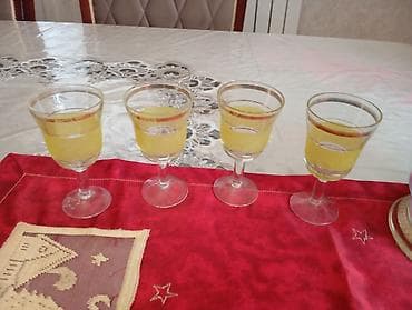 Şərbət/çay-servis dəsti Tərkib: - 1 ədəd iri şüşə qab – qapaqlı — 2