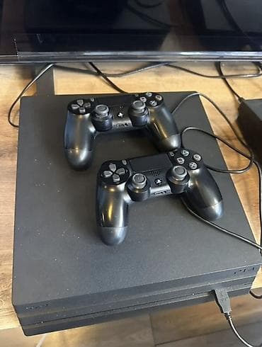 ucuz iphone'lar: PlayStation 4 Pro oyun konsolu + 2 ədəd DualShock 4 idarəetmə pultu — 1