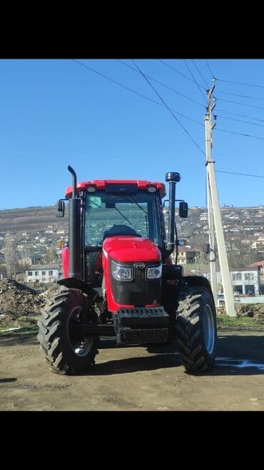 YTO markalı qırmızı rəngdə traktor satılır kotanla birgə. Bu traktor