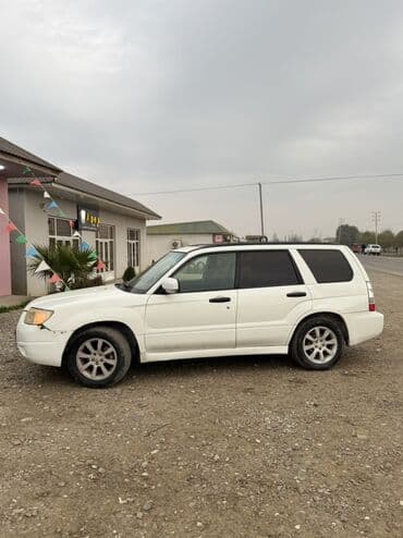 qoşqusu olan avtomobil: Subaru Forester, ağ rəng, 5 qapılı krossover. Texniki xüsusiyyətlər — 4