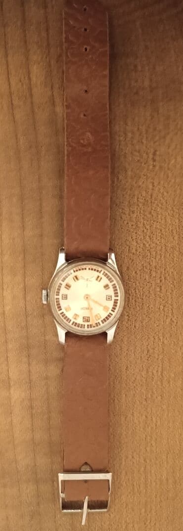 ayaq ustu saat: Qol Mexaniki Əntiq saat 1945 il, Paslanmayan polad — 3