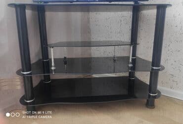 Yaxşı vəziyyətdə televizor altlığı satılır. Qırığı sınığı