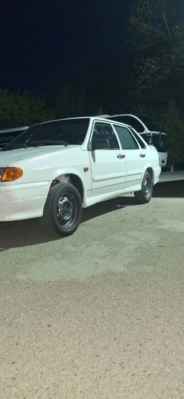 VAZ (LADA): Ağ rəngdə olan Lada sedanı. Bu avtomobil gündəlik istifadə üçün — 5