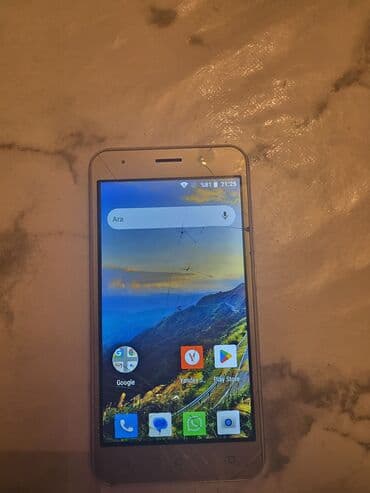 Tecno: Vsun markalı smartfon Texniki və vizual təsvir: - Ekran: təxminən 5 — 3