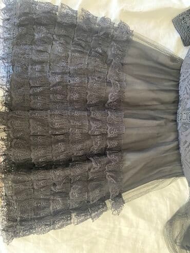 Güpür və tüllə bəzədilmiş qara rəngli qadın donu. Donun ətəyi çoxqatlı