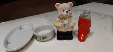 Ağ rəngdə, oval formalı, üzərində kiçik naxışlar olan boşqab