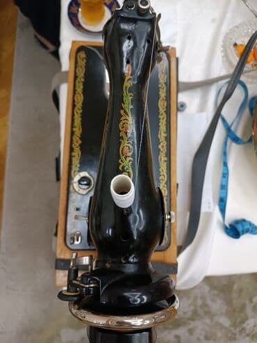 Mekanik tikiş maşını – klassik dizaynlı, döymə metal gövdə və taxta